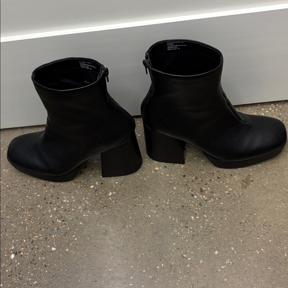 Steve Madden Sleek Black Heeled Boots - Picture 5 of 6